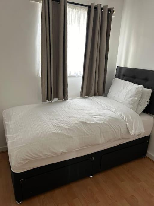 Вілла A Luxurious 3 Bed-Terrance House Лондон Екстер'єр фото